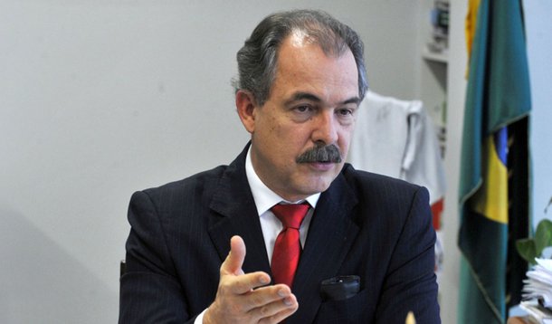 Mercadante assume MEC e troca equipe