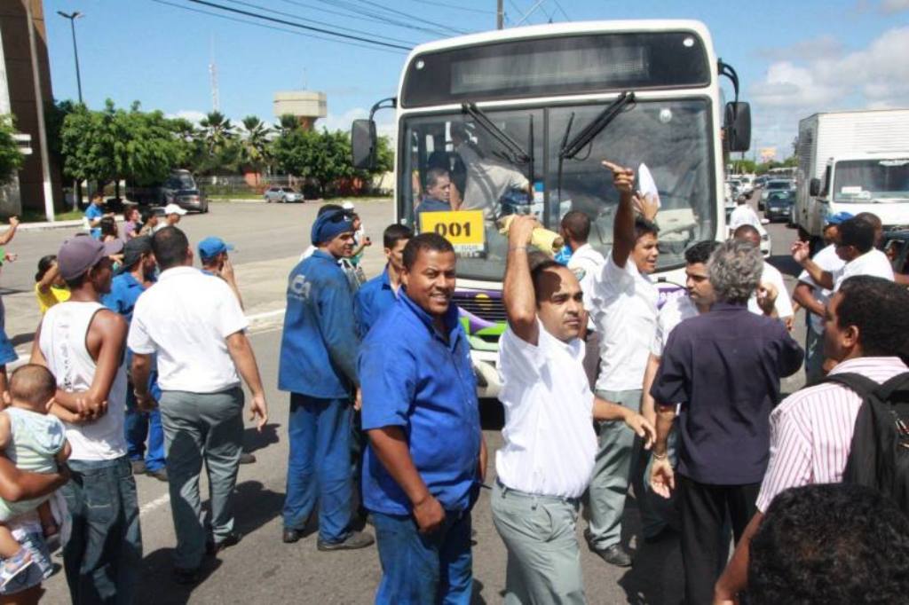Rodoviários da VCA param ônibus em Aracaju