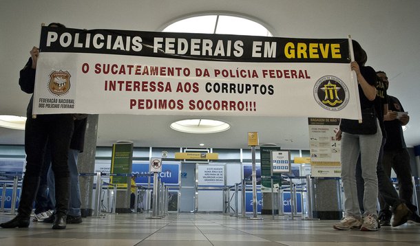 Policiais federais em greve fazem apitaço em São Paulo