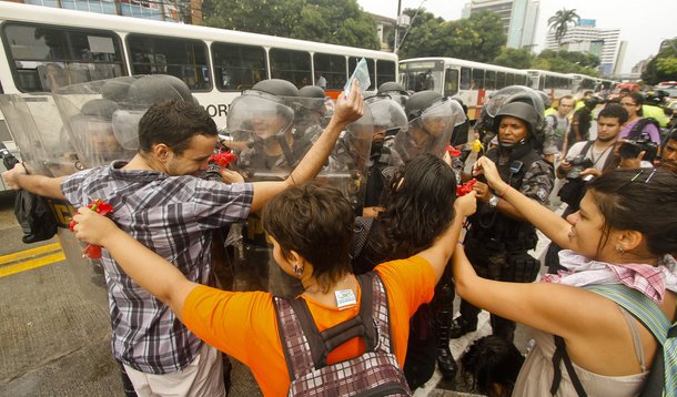 Repressão violenta combatida com poesia  