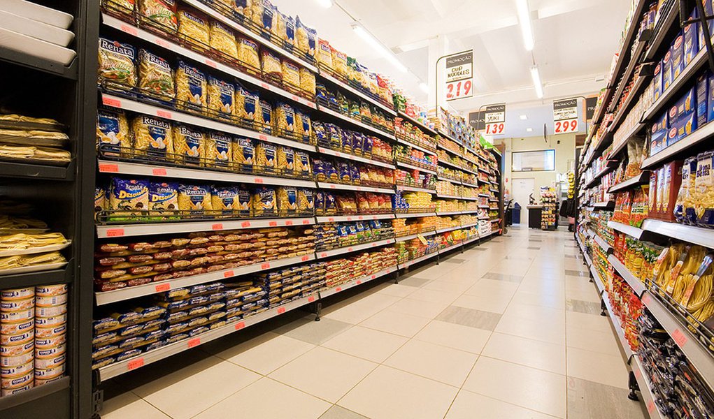 Pressionada por alimentos, prévia da inflação sobe