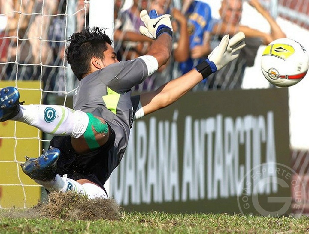 Goleiro pega quatro pênaltis e Goiás decide Copa São Paulo 