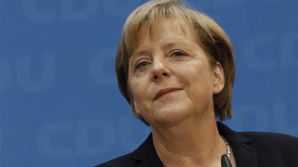 Merkel e Hollande anunciam iniciativa para reforçar o euro