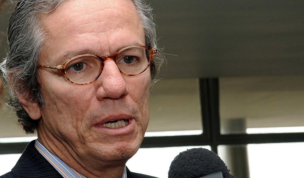 Batista: Governo deve avaliar cortar meta de superávit