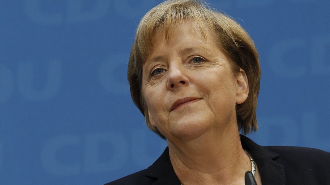 Merkel e Hollande anunciam iniciativa para reforçar o euro