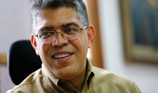 "Rindo", Chávez dá ordens de Cuba, diz ministro