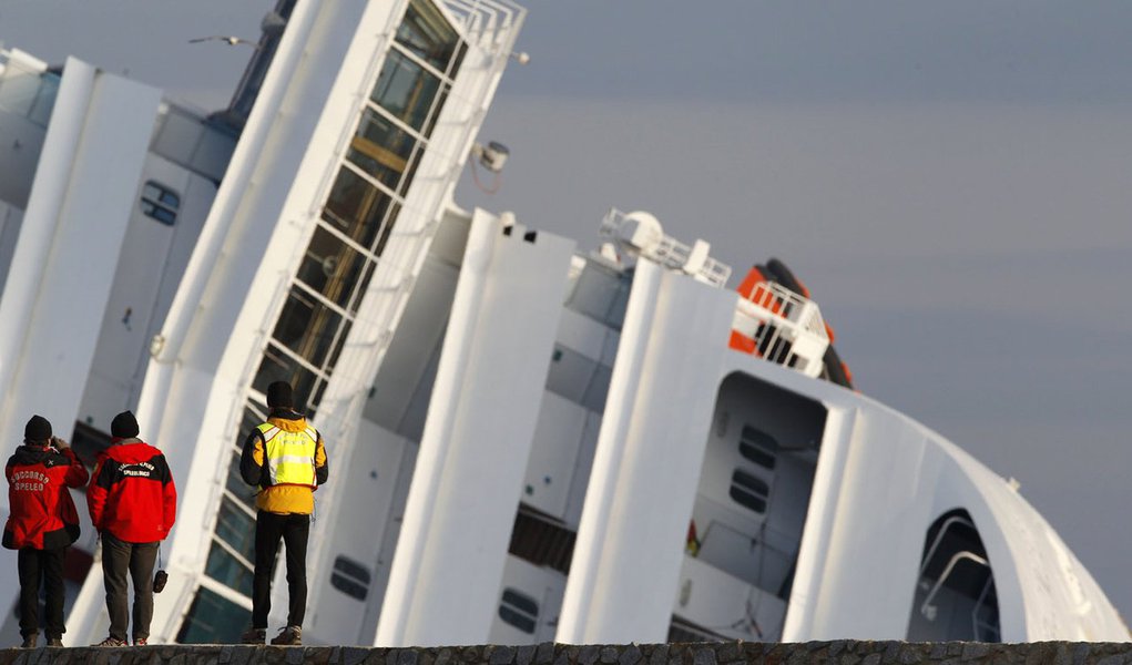 Resgate em cruzeiro é suspenso, após navio se mover