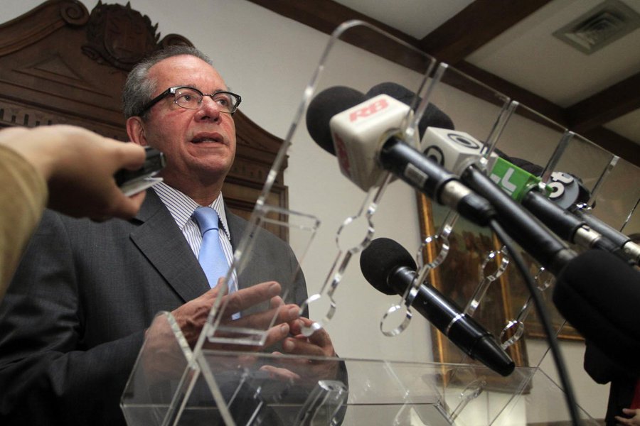 Amigo de Dilma, Aníbal critica modelo elétrico