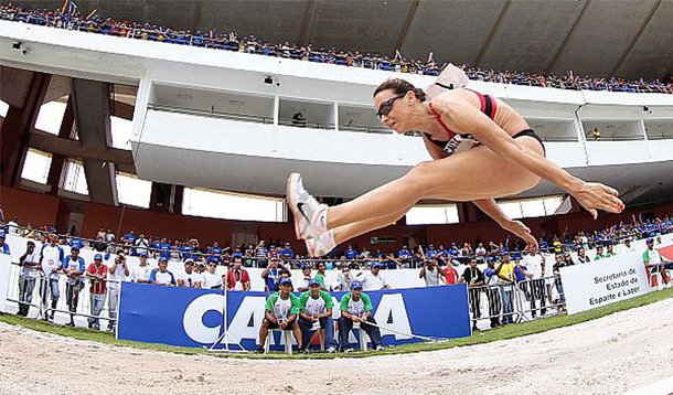 Maurren Maggi faz festa em Belém