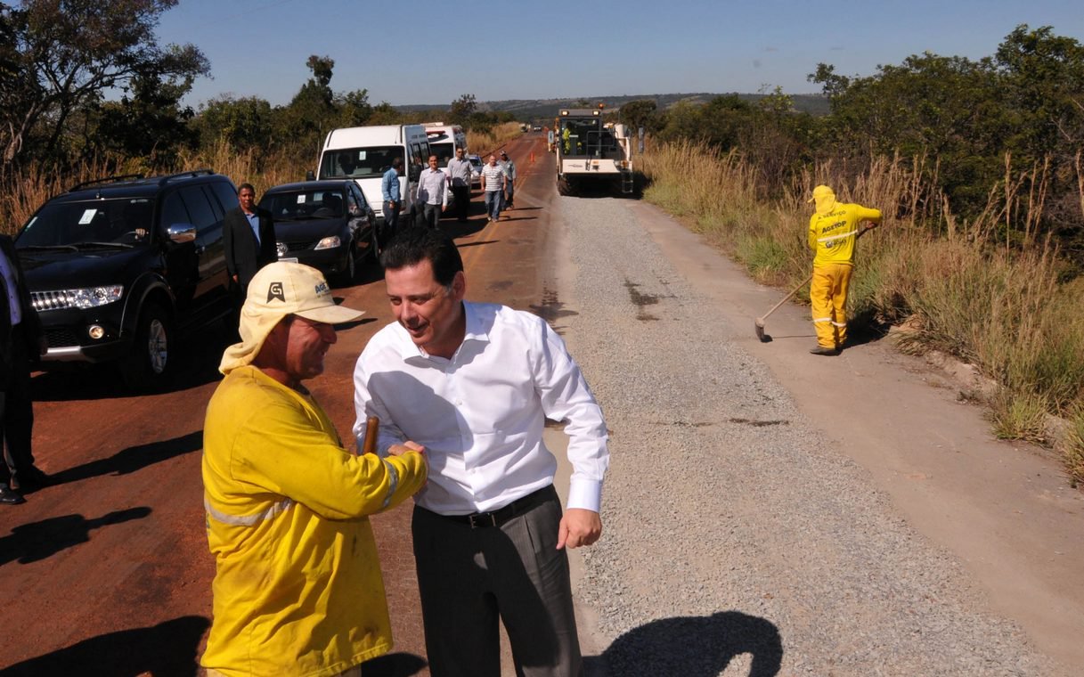 Perillo volta ao interior para inaugurar estradas