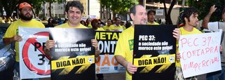 MP lidera manifestação contra PEC 37 em Goiânia