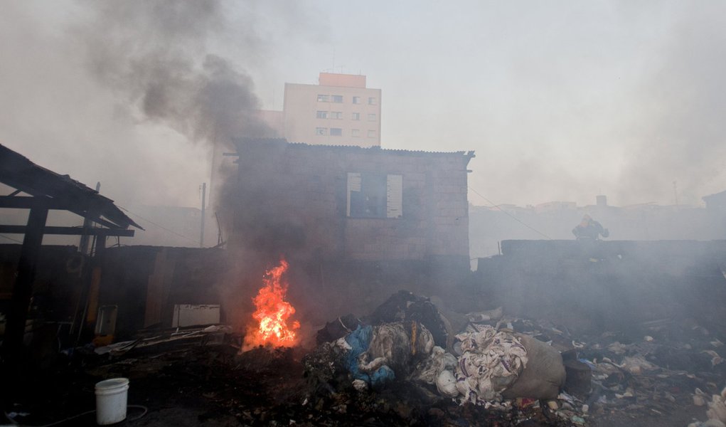 Incêndio atinge favela na zona sul de São Paulo