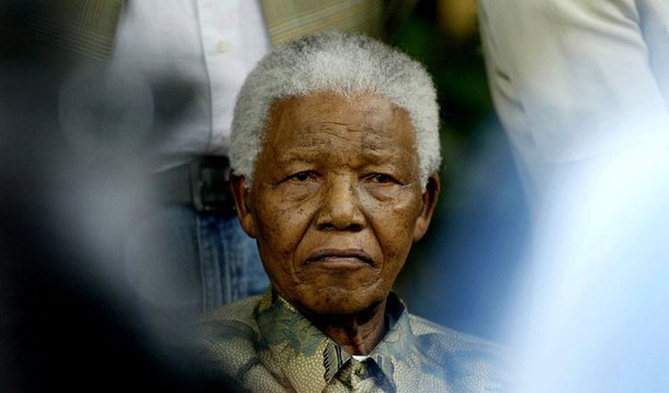 Simpatizantes libertam pombas brancas por Mandela