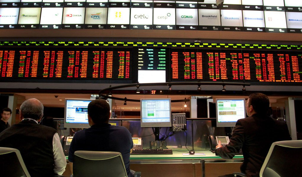 Mergulho da Bolsa e alta do dólar aumentam tensão 