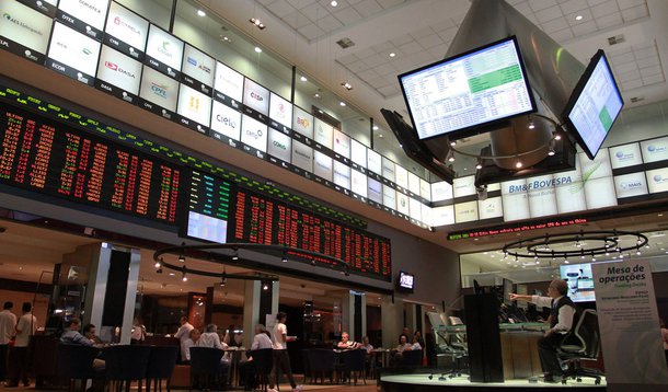 Lucro das empresas brasileiras na Bolsa despenca 47% no 2º tri