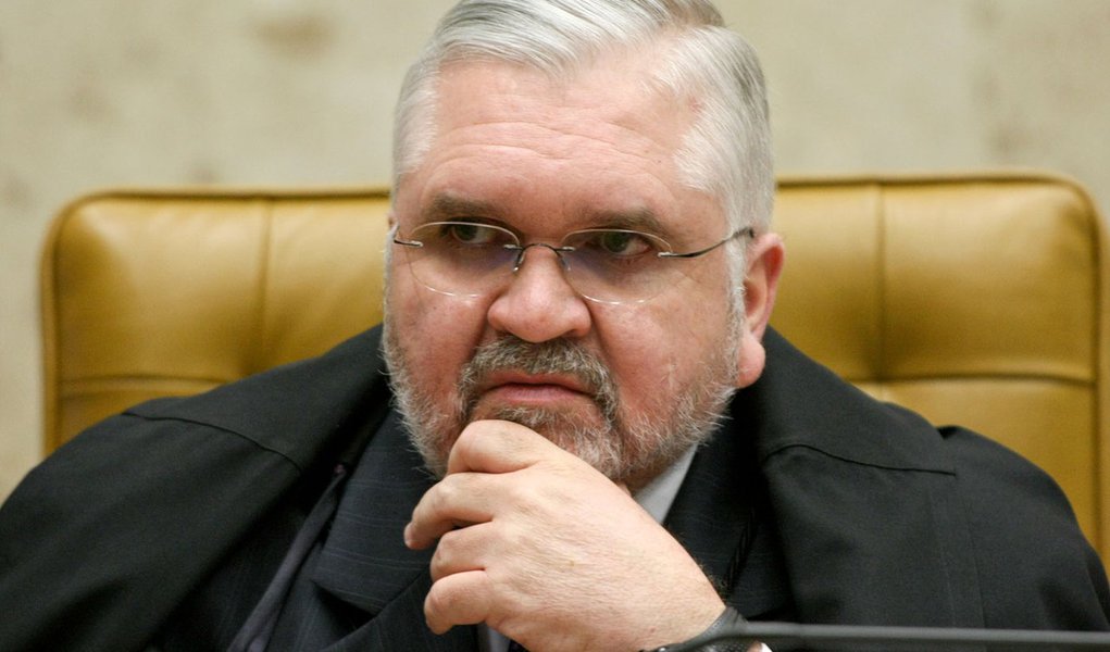 Gurgel, que deve explicações, recusa ir à CPI