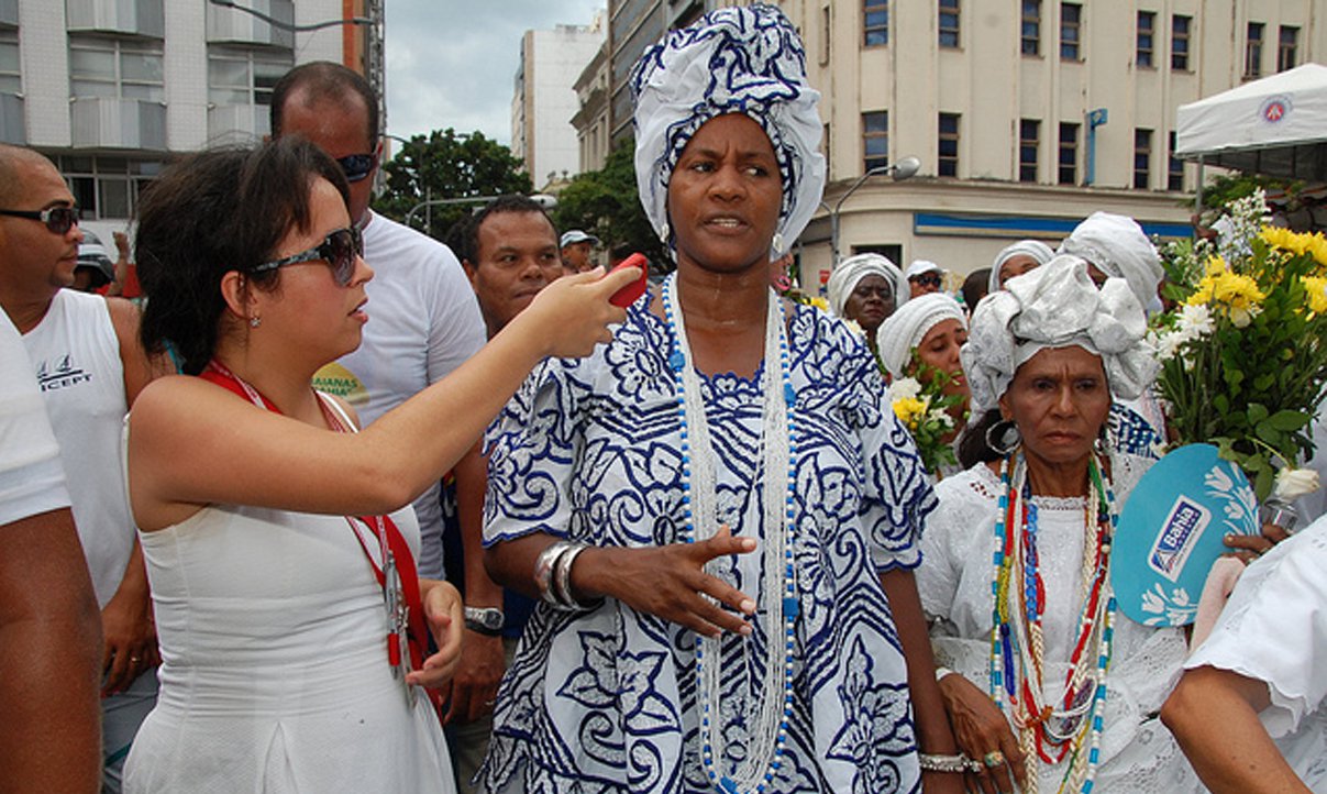 Célia agradece ao Senhor do Bonfim vestida de baiana