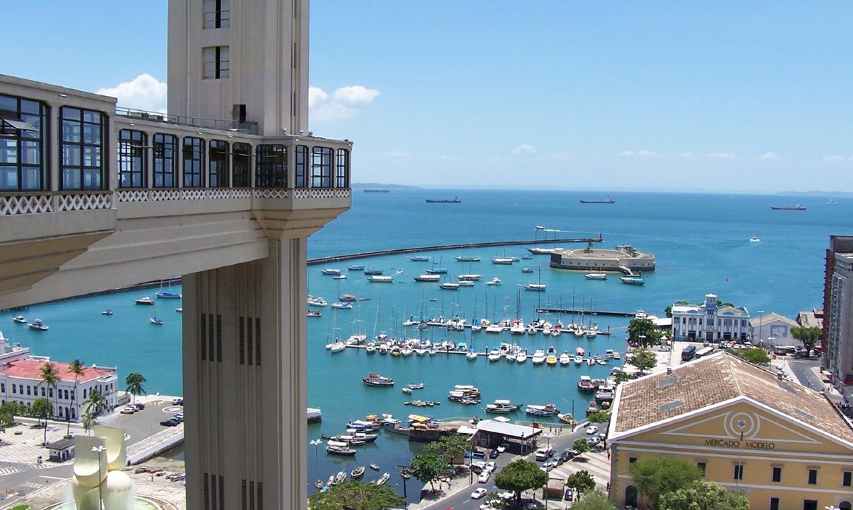 Elevador Lacerda funciona com apenas uma cabine