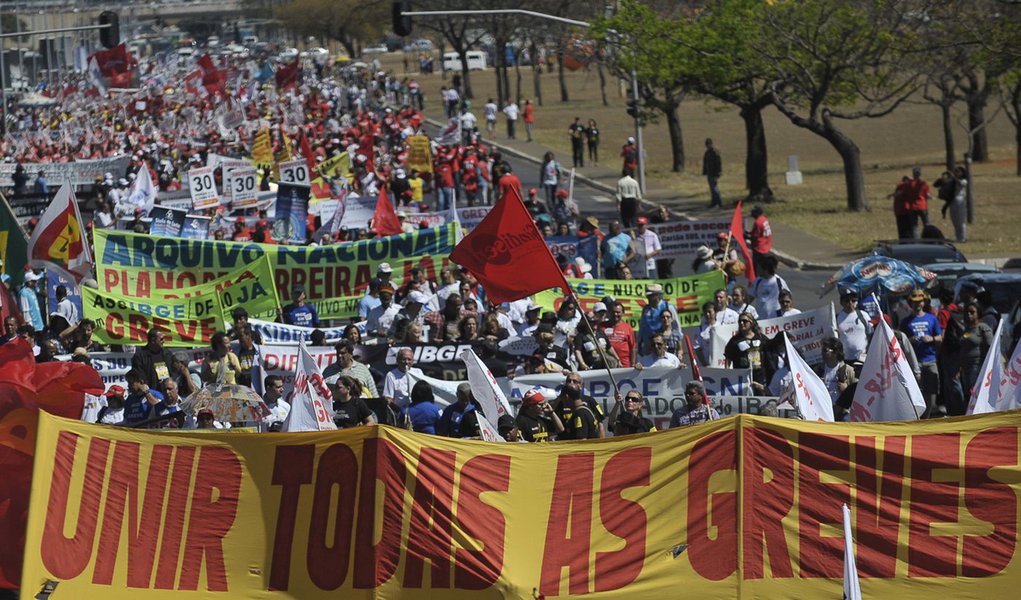 Marcha dos servidores em greve fecha Esplanada