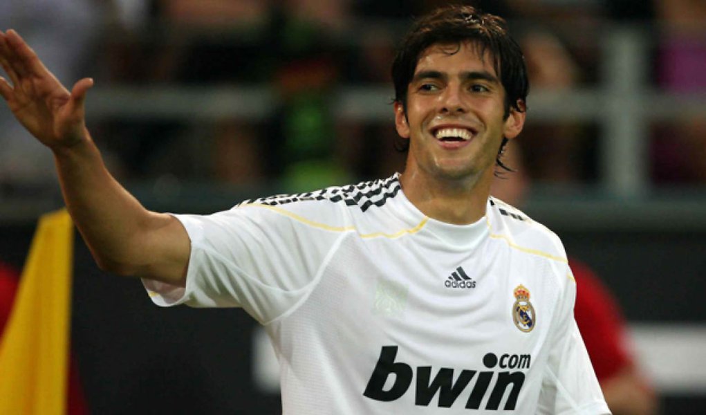 Pelo Twitter, Kaká nega ter acordo firmado com o PSG