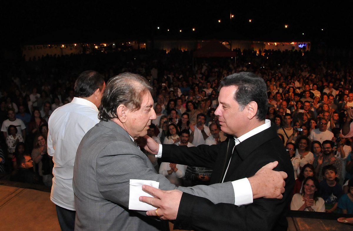 Perillo vai à festa do médium João de Deus, que já foi visitado por Lula