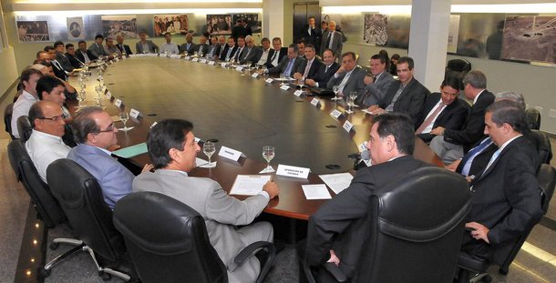 Perillo cria novo modelo para atender prefeitos