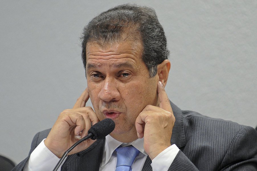 Exonerado, Lupi continua conselheiro do BNDES