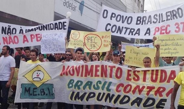 Grupo de 200 manifestantes protesta contra a PEC 37 