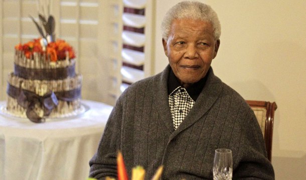Sul-africanos fazem vigília por Nelson Mandela