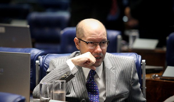 Demóstenes tentou coagir ministros do STJ a inocentar aliado de Cachoeira