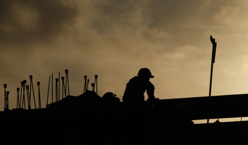 Via Mangue é acelerada por fábrica de vigas a céu aberto