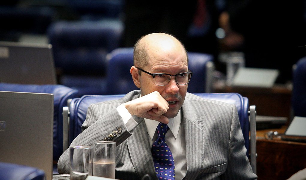 Demóstenes tentou coagir ministros do STJ a inocentar aliado de Cachoeira
