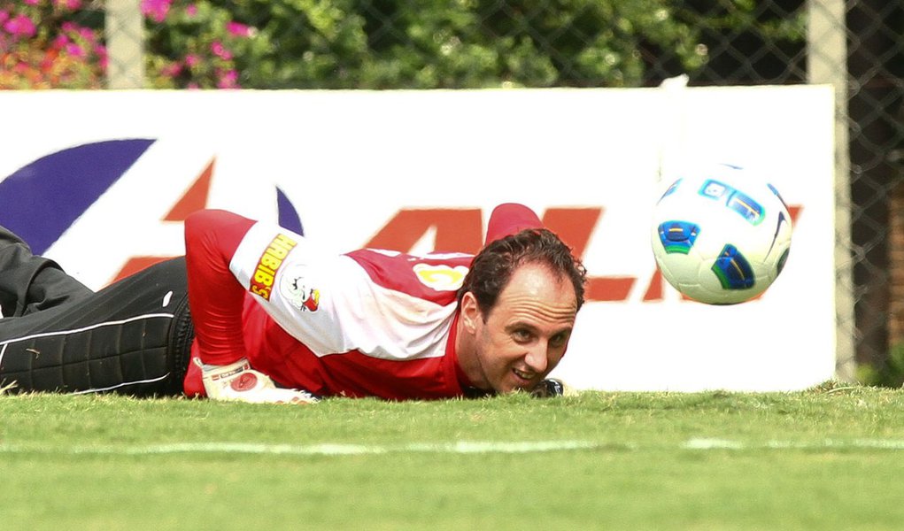 Estiramento afasta Ceni da estreia no Paulista