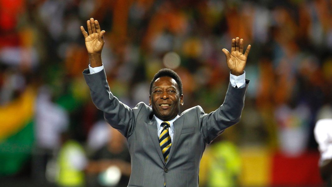 Pelé volta atrás e se diz '100% a favor dos protestos'