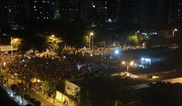 Manifestantes e policiais se enfrentam em Fortaleza