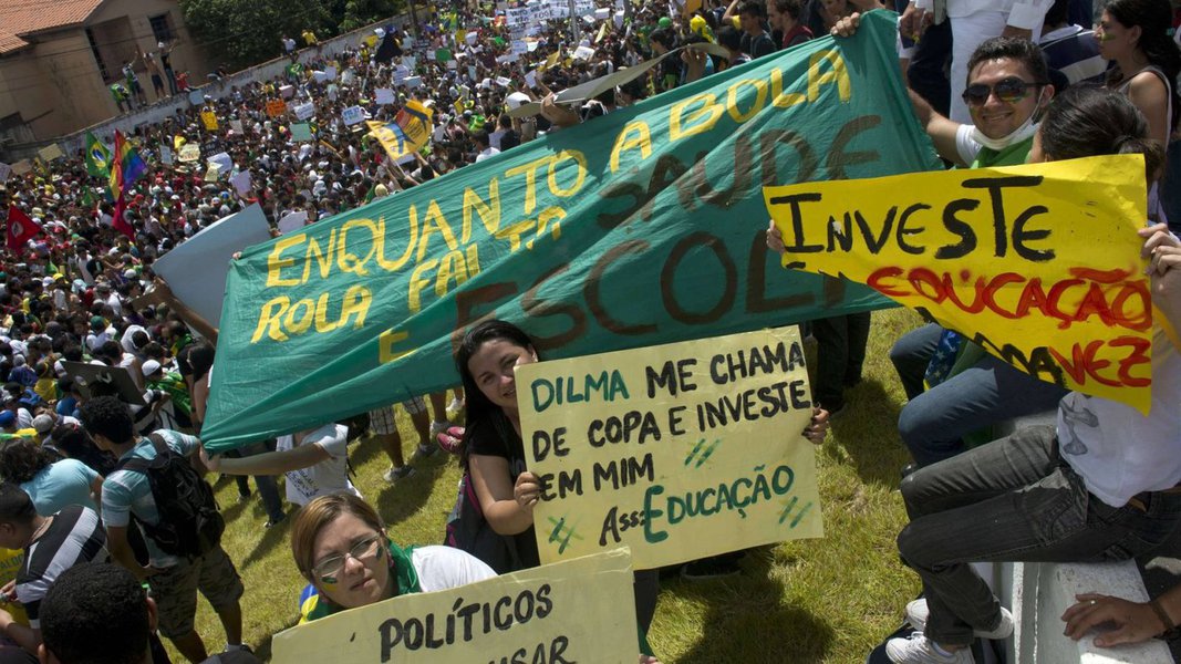 Para Tostão, Copa de 2014 corre, sim, perigo