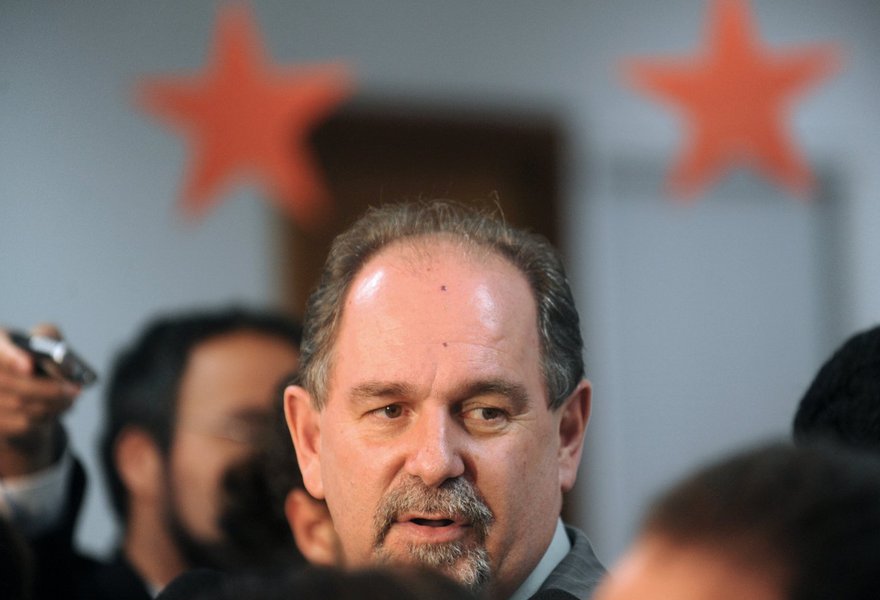 Dutra propõe a renúncia de Cristovam Buarque