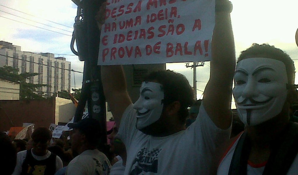 Manifestação tem início no Recife com 50  mil pessoas
