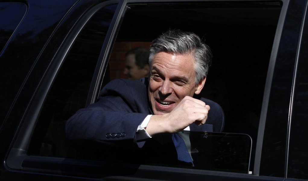 Huntsman desiste de pré-candidatura e apoia Romney