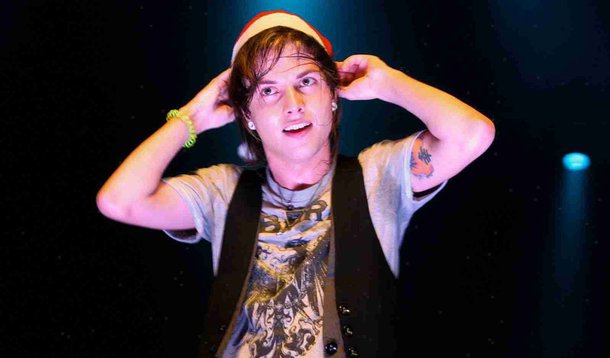 Pe Lanza leva pedrada na cabeça durante show do Restart