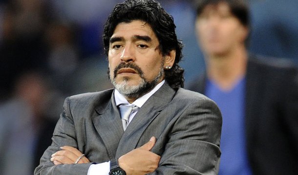 Maradona passa por cirurgia para retirar pedra do rim