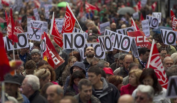 Plano de cortes do governo provoca protestos na Espanha