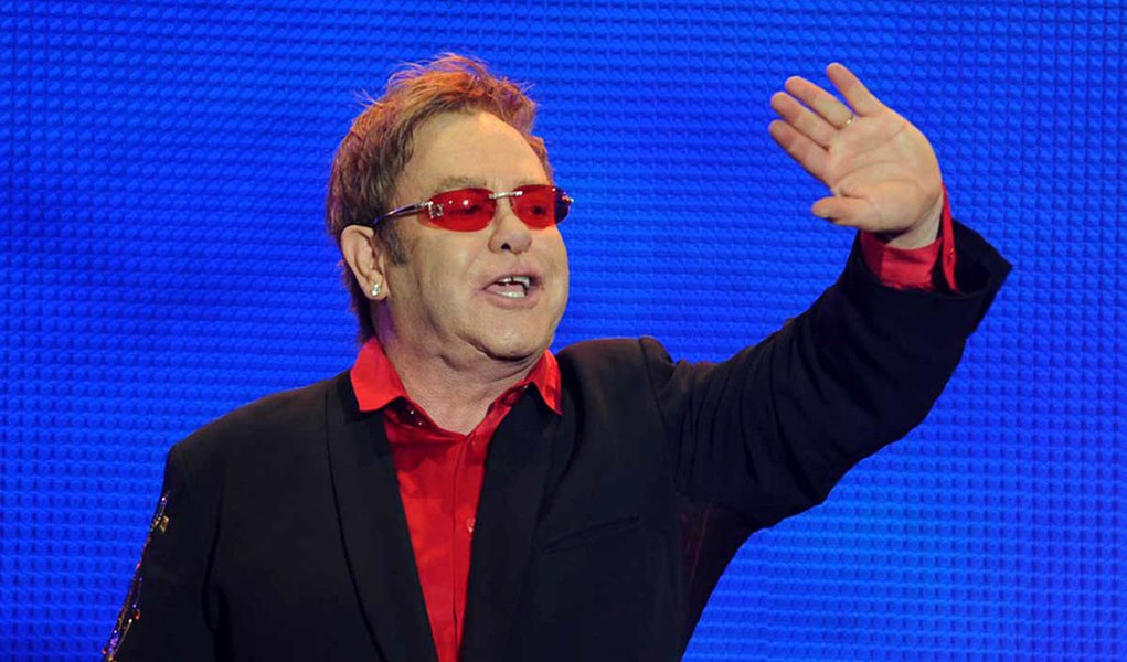 Elton John é processado por plágio