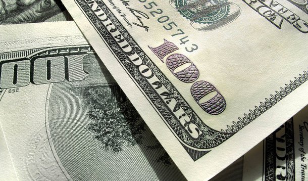 Sob intervenções do BC, dólar tem nova alta