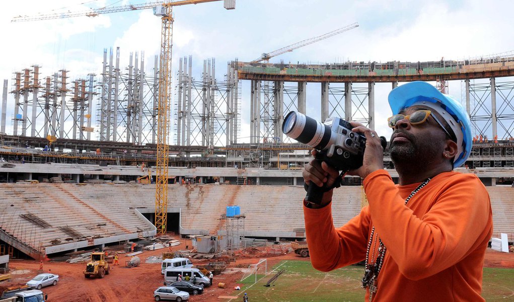 De surpresa, Spike Lee filma Estádio Nacional de Brasília