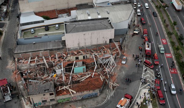 Prédio desaba em São Paulo e deixa três feridos