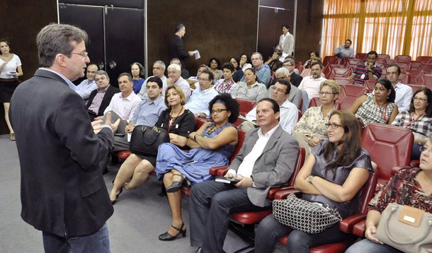 Prefeito distribui cartilha de conduta para os secretários