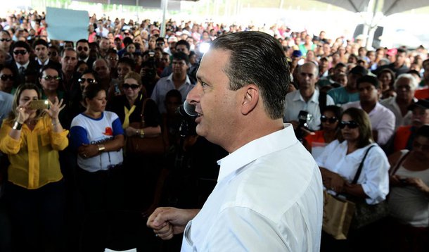 Após protesto, Campos reduz tarifa em R$ 0,10 