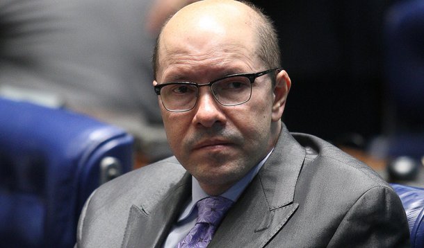 Defesa de Demóstenes cita 'ditadura dos grampos'