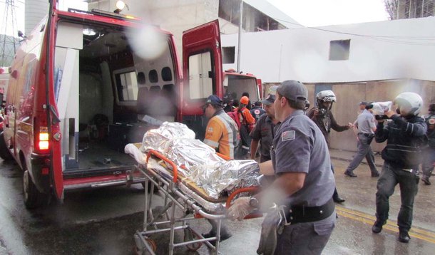 Desabamento de laje em São Paulo mata um e fere 11